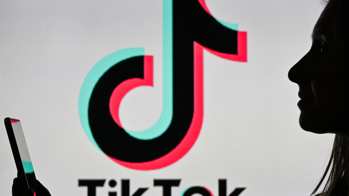 El algoritmo de TikTok sigue sugiriendo videos de usuarios practicando sexo simulado