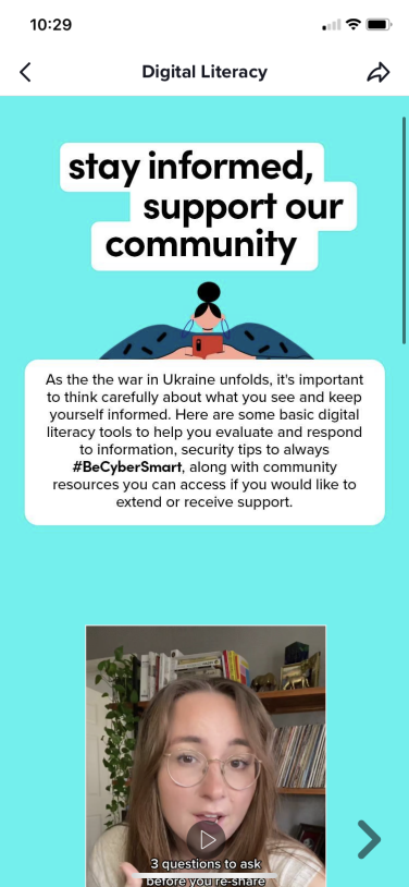 Una captura de pantalla del portal de alfabetización digital TikTok dice "Manténgase informado, apoye a nuestra comunidad".