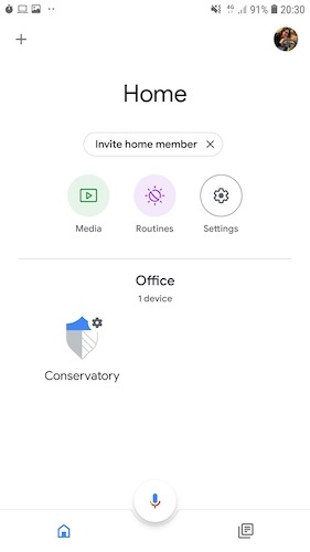 Puede conectarse a SmartThings a través de la aplicación Google Home. 