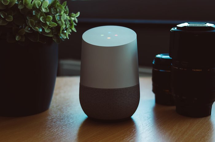 Puede controlar su hogar inteligente mediante los comandos de voz de Google Home. 