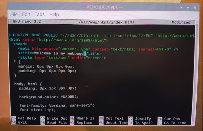 Puede editar la página HTML predeterminada en el editor de texto Nano de Raspbian.