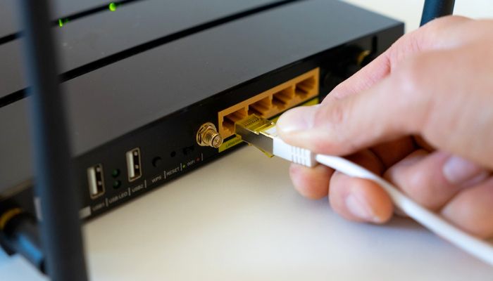 Inserción del cable Ethernet en el enrutador.