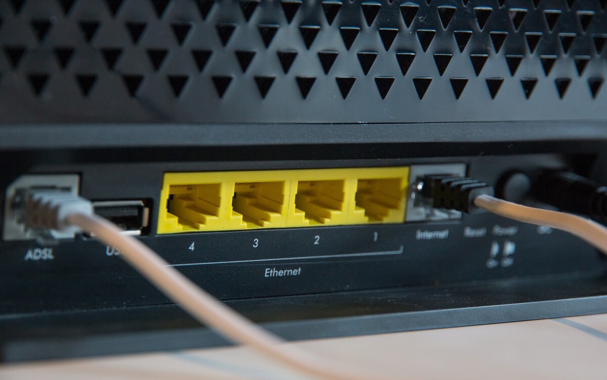 Cable Ethernet conectado a un módem. 