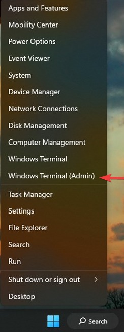 Haciendo clic en "Terminal de Windows (Administrador)" en el menú Inicio.